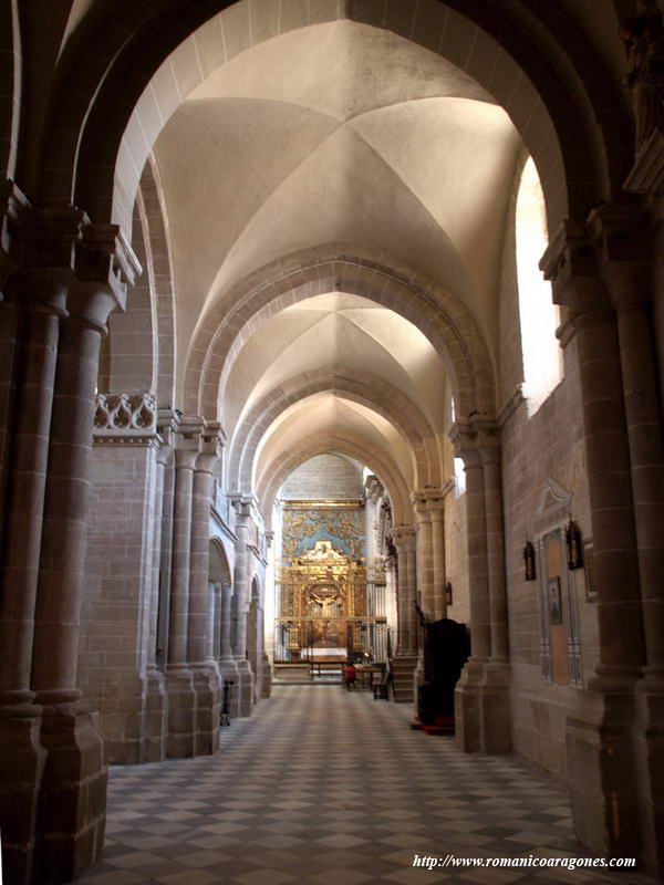 DETALLE DE UNA DE LAS NAVES LATERALES